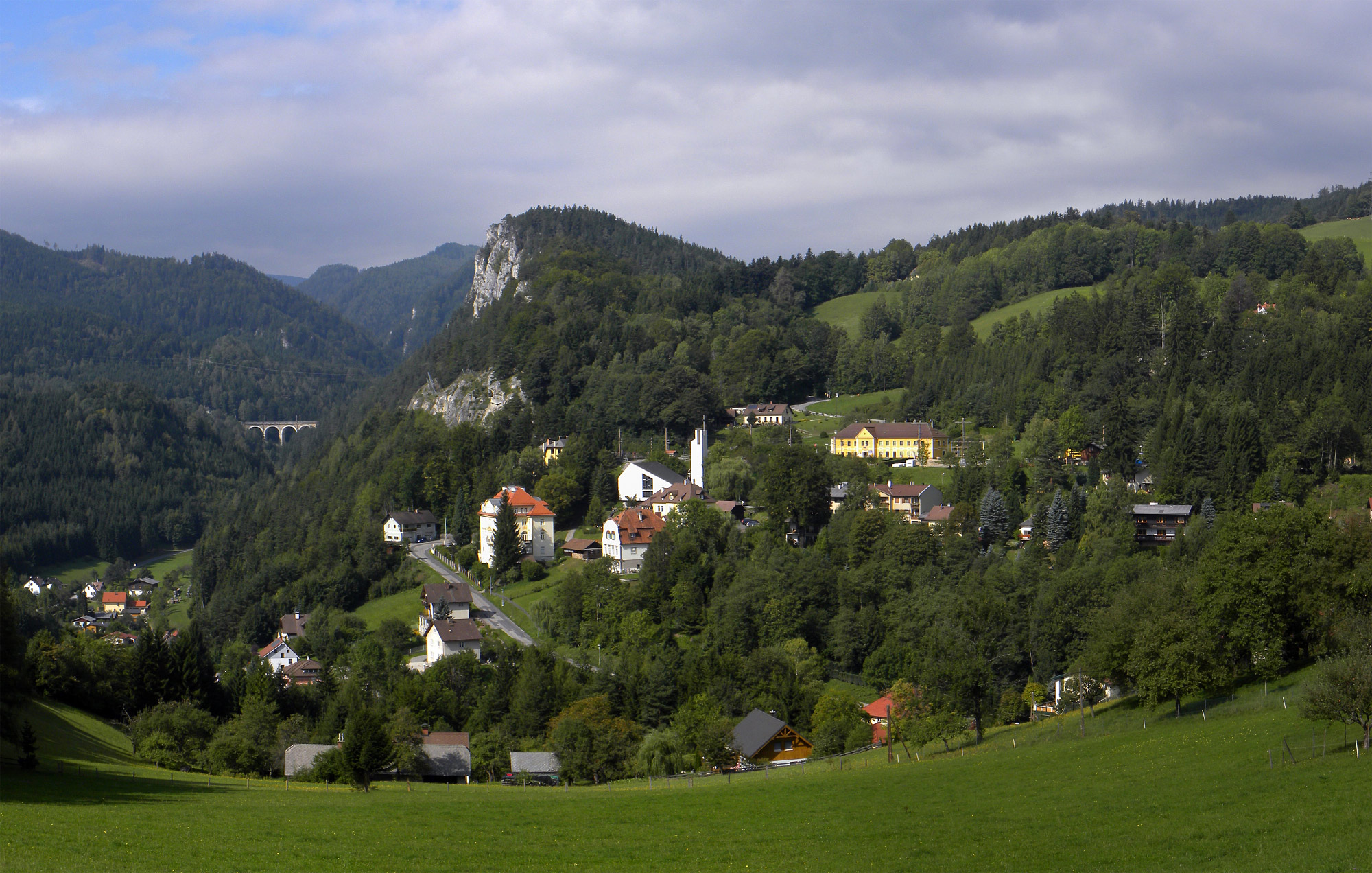 Semmeringbahn, Breitenstein (Photo license: CC-BY-SA 3.0)